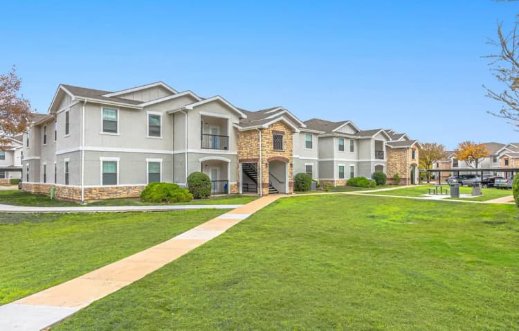 Arlington apartments for rent - image - imgi_415_dominium_rosemont at mayfield villas_14 - apt building exterior_web.webp