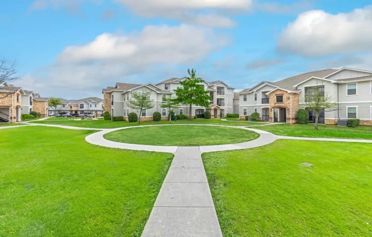 Arlington apartments for rent - image - imgi_416_dominium_rosemont at mayfield villas_15 - outdoor courtyard area_web.webp