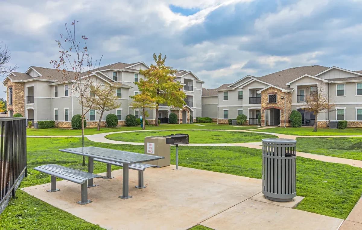 Arlington apartments for rent - image - imgi_417_dominium_rosemont at mayfield villas_16 - outdoor picnic-grill area_web.webp