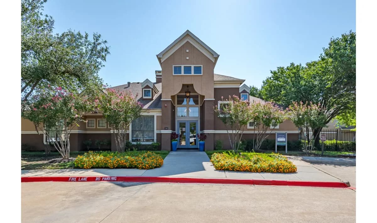 Arlington apartments for rent - image - Arbrook Park - Leasing Office Entrance.webp