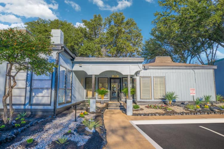 Arlington apartments for rent - image - Brandon Oaks Community - 1415 Entrance.jpg