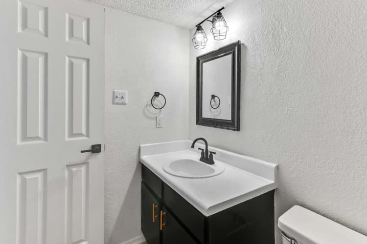 Arlington apartments for rent - image - Casa Hills @ Collins Park Interiors - Bathroom.jpg