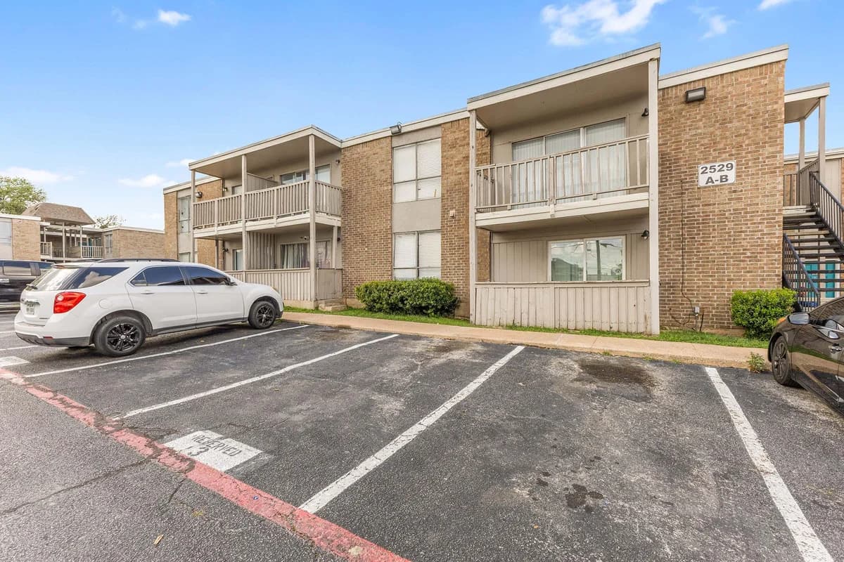 Arlington apartments for rent - Property image - Regency Apartments - 1