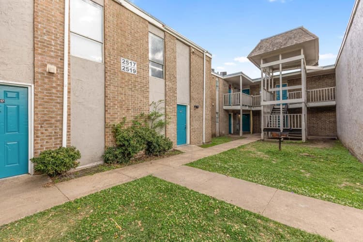 Arlington apartments for rent - image - Regency Apartments Community - Building 1.jpg