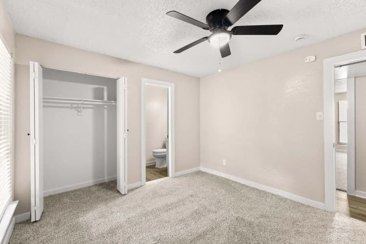 Arlington apartments for rent - image - Regency Apartments Interiors - Room 3.jpg