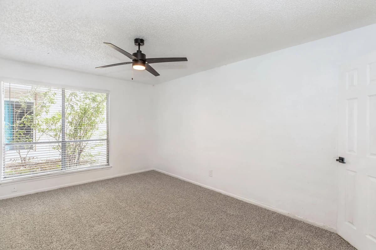 Arlington apartments for rent - image - Regency Apartments 1 Bed 1 Bath - Room 3.jpg