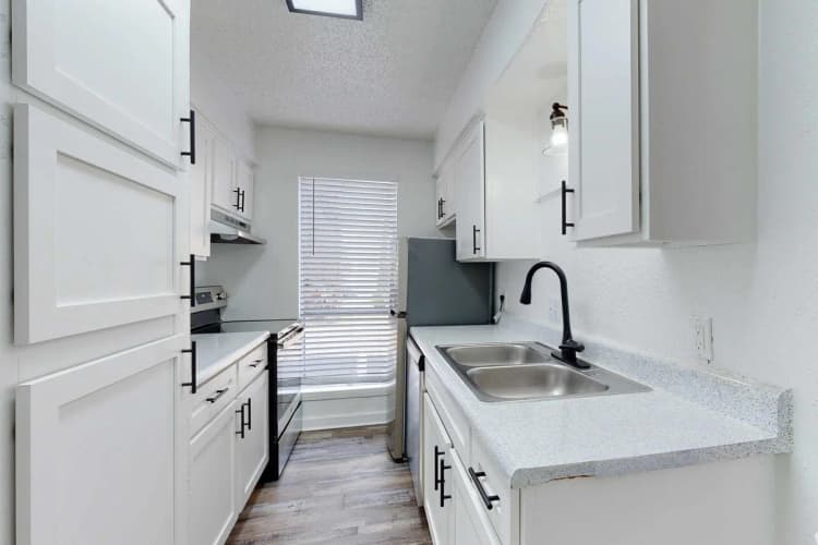 Arlington apartments for rent - image - Regency Apartments Interiors - Kitchen 3.jpg