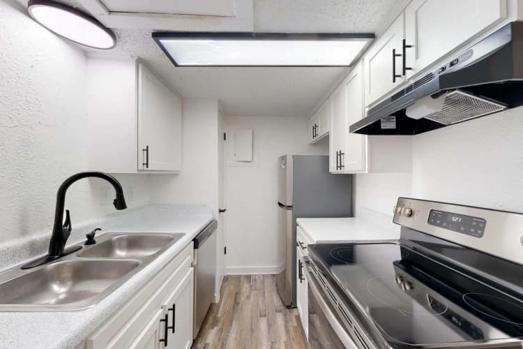 Arlington apartments for rent - image - Regency Apartments Interiors - Kitchen 4.jpg