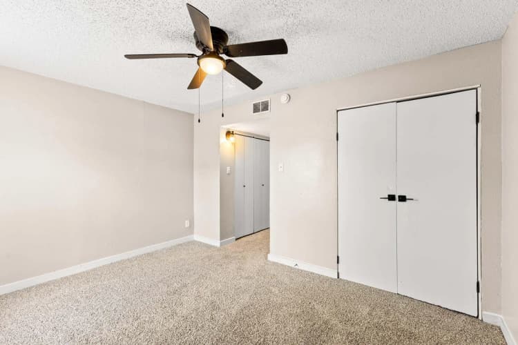 Arlington apartments for rent - image - Regency Apartments Interiors - Room 5.jpg