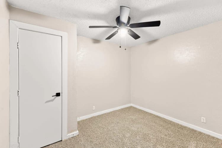 Arlington apartments for rent - image - Regency Apartments Interiors - Room 6.jpg