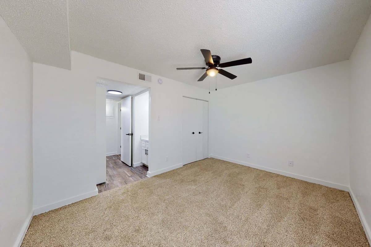 Arlington apartments for rent - image - Regency Apartments Interiors - Room 7.jpg