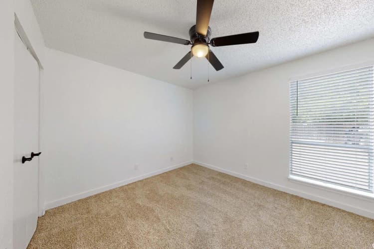 Arlington apartments for rent - image - Regency Apartments Interiors - Room 8.jpg