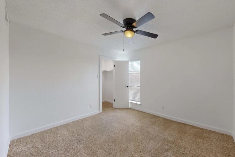 Arlington apartments for rent - image - Regency Apartments Interiors - Room 10.jpg