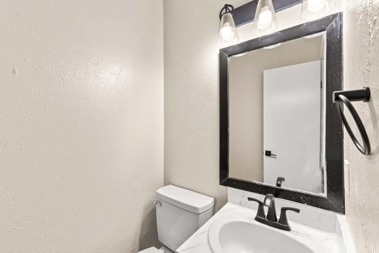 Arlington apartments for rent - image - Regency Apartments Interiors - Bathroom.jpg