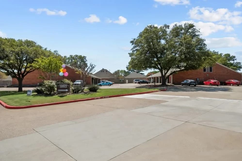 Arlington apartments for rent - Property image - Parkwood Square Estates - 1