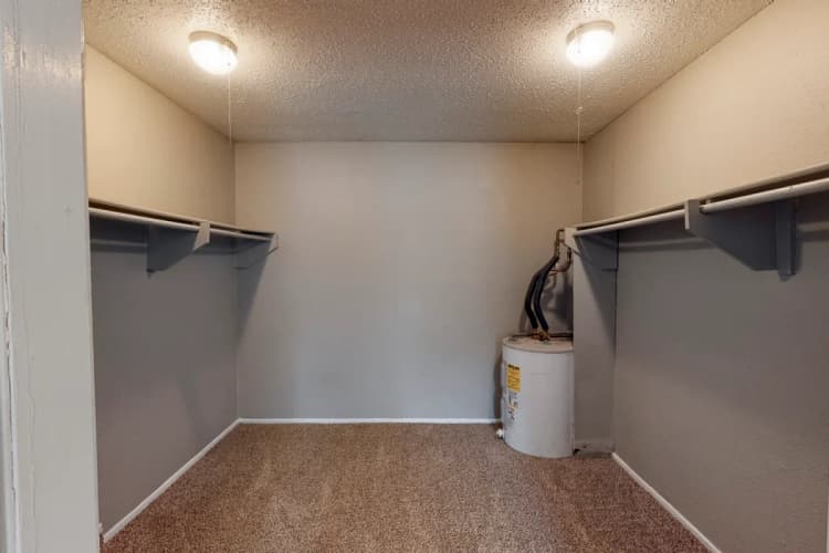 Arlington apartments for rent - image - Belmont Place (B1) - Changing room.webp