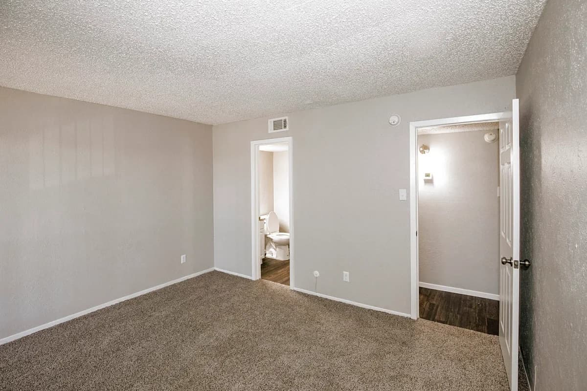 Arlington apartments for rent - image - Paisley (Abp) (Star) - Bedroom & Bathroom.webp