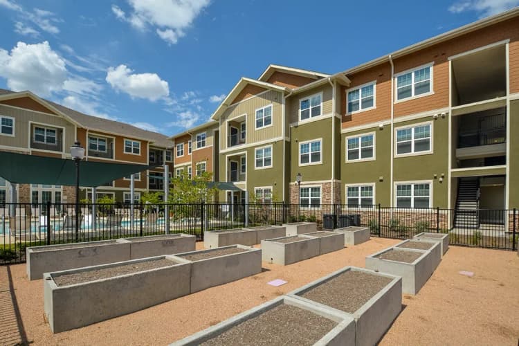 Arlington apartments for rent - image - Elliot Senior - Exterior 4.webp