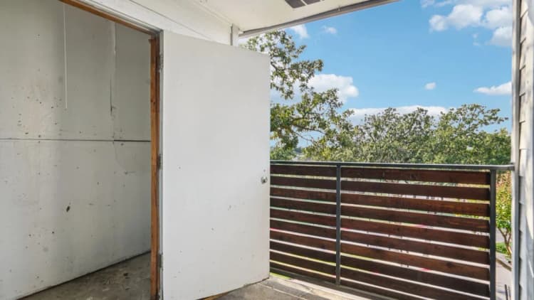 Arlington apartments for rent - image - Biltmore Apartments - Balcony 1.webp