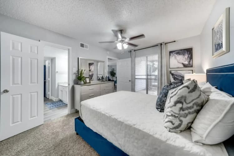 Arlington apartments for rent - image - Biltmore Apartments - Bedroom 1.webp