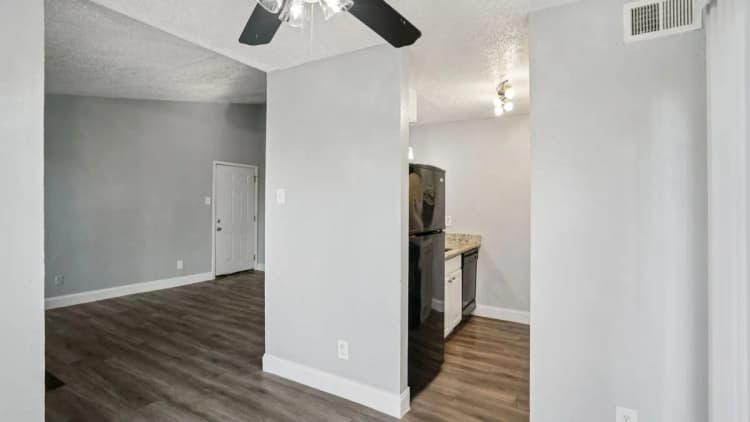 Arlington apartments for rent - image - Biltmore Apartments - Living room & Kitchen 2.webp