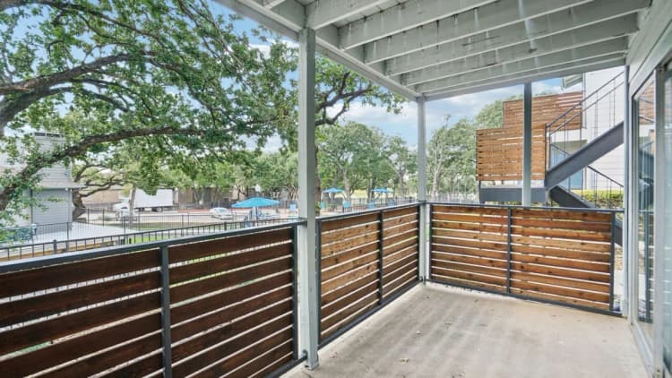 Arlington apartments for rent - image - Biltmore Apartments - Exterior 3.webp