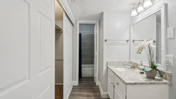 Arlington apartments for rent - image - Biltmore Apartments - Exterior 4.webp