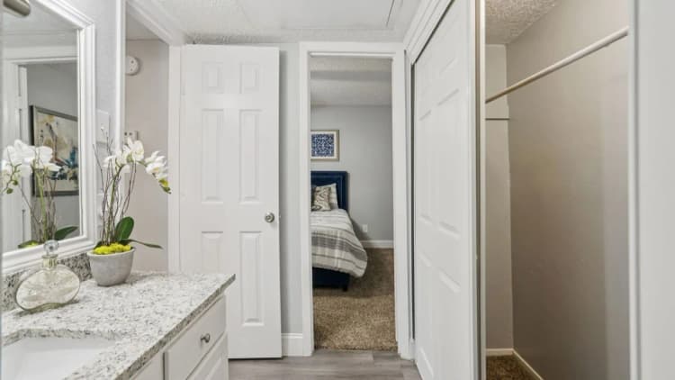 Arlington apartments for rent - image - Biltmore Apartments - Bedroom 5.webp
