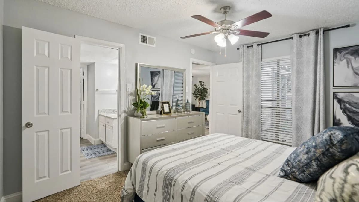 Arlington apartments for rent - image - Biltmore Apartments - Bedroom 6.webp