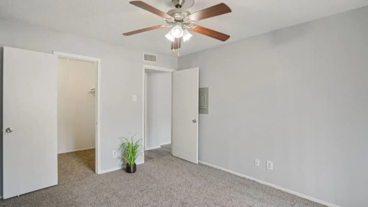 Arlington apartments for rent - image - Biltmore Apartments - Bedroom 11.webp