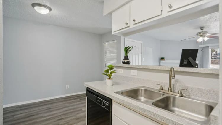 Arlington apartments for rent - image - Biltmore Apartments - Kitchen 15.webp