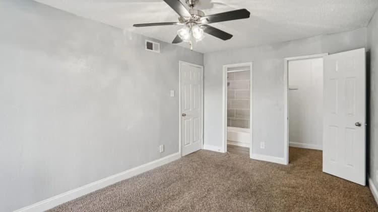 Arlington apartments for rent - image - Biltmore Apartments - Bedroom 16.webp
