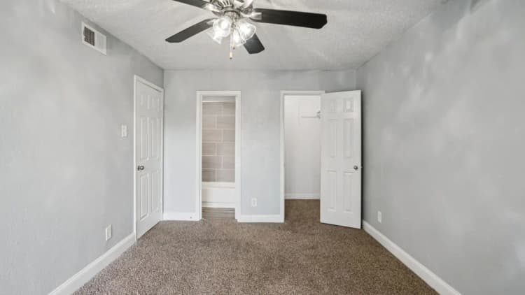 Arlington apartments for rent - image - Biltmore Apartments - Bedroom 17.webp