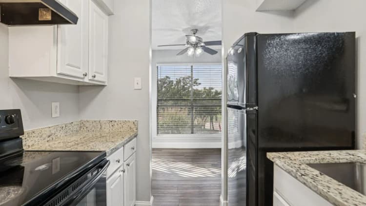 Arlington apartments for rent - image - Biltmore Apartments - Kitchen 19.webp