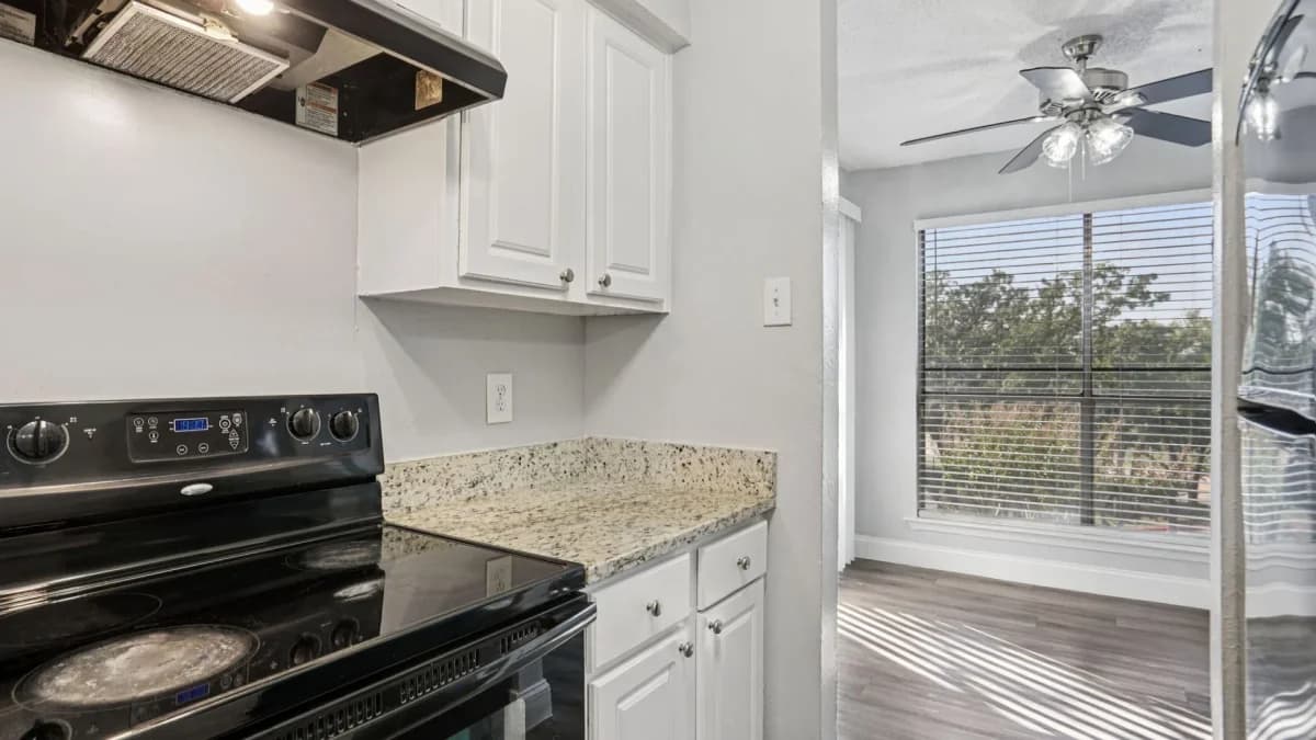 Arlington apartments for rent - image - Biltmore Apartments - Kitchen 20.webp