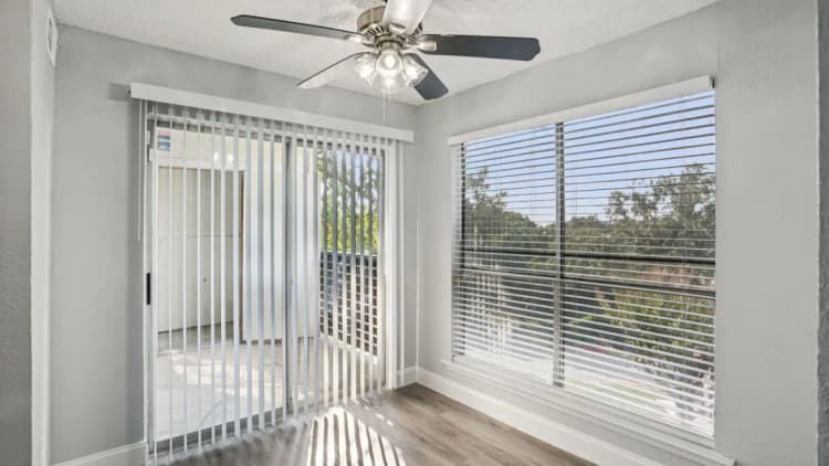 Arlington apartments for rent - image - Biltmore Apartments - Bedroom 23.webp