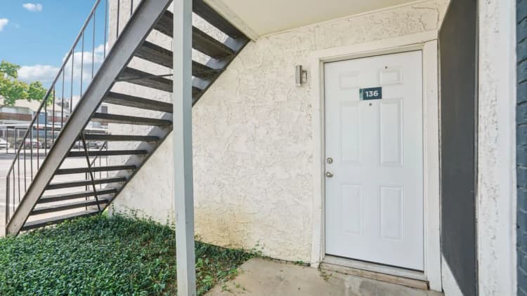 Arlington apartments for rent - image - Biltmore Apartments - Exterior.webp