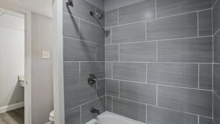 Arlington apartments for rent - image - Biltmore Apartments - Bathroom (2).webp