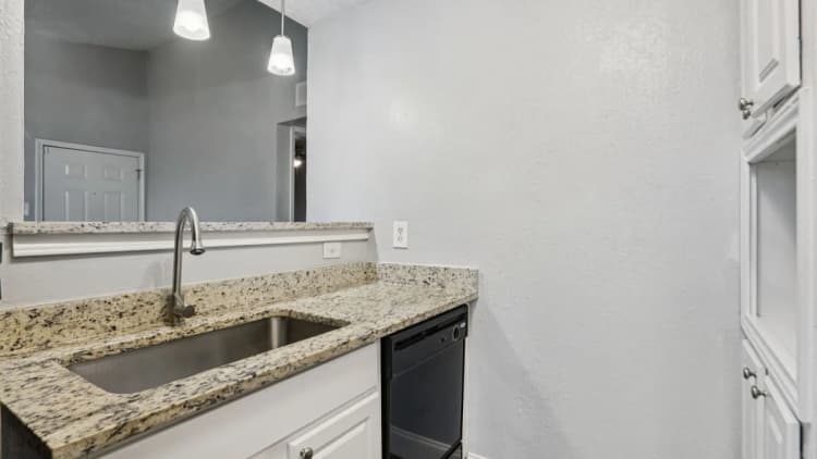 Arlington apartments for rent - image - Biltmore Apartments - Bathroom.webp