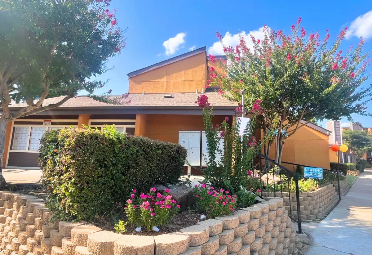 Arlington apartments for rent - image - Pine Ridge - Exterior 4.webp