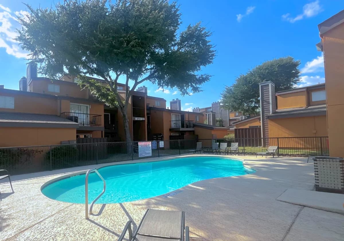 Arlington apartments for rent - image - Pine Ridge - Pool.webp