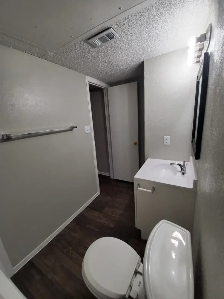 Arlington apartments for rent - image - Twenty Oaks Apartments - Bathroom 2.webp