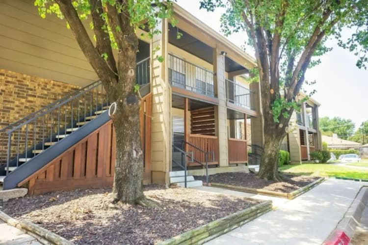 Arlington apartments for rent - image - Twenty Oaks Apartments - Exterior 4.webp