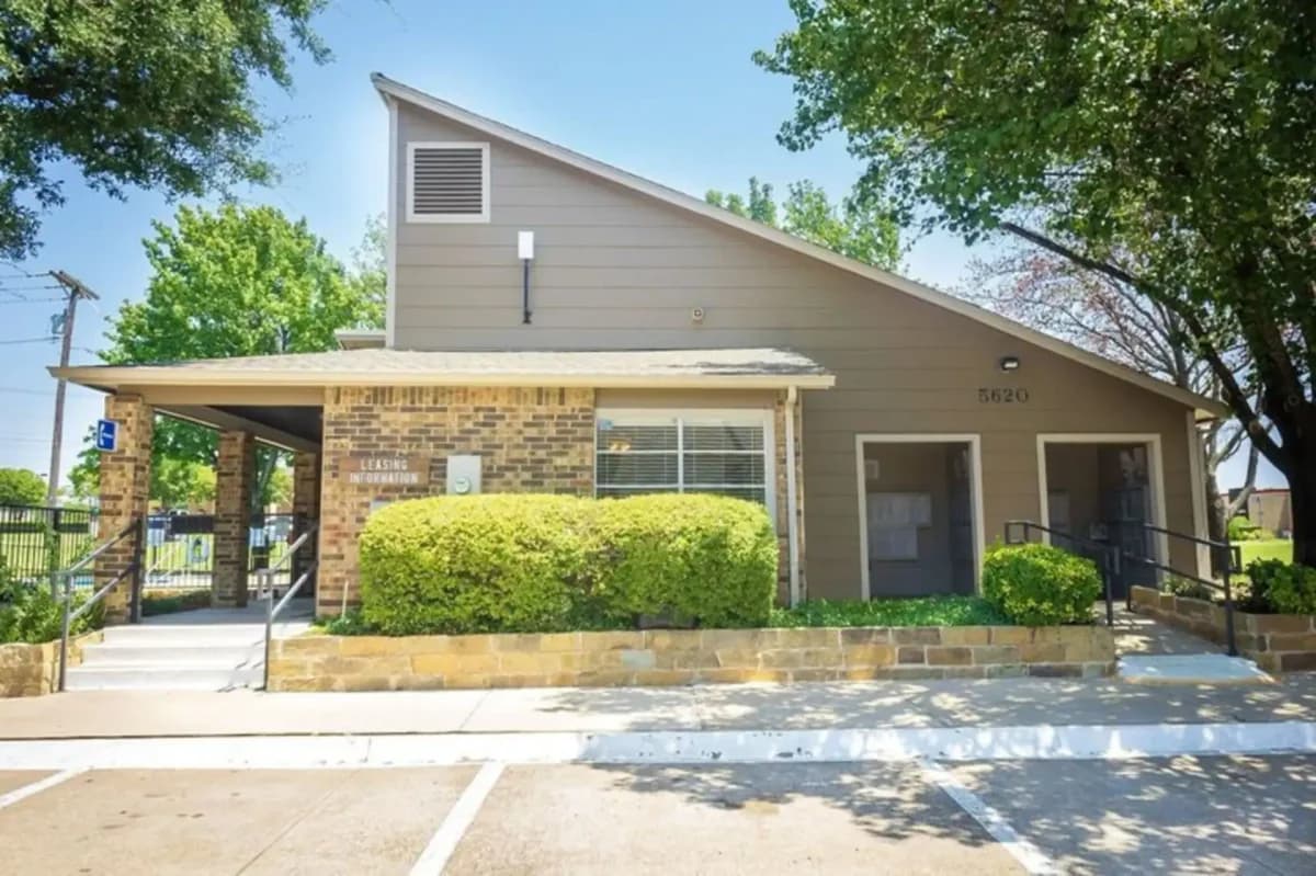 Arlington apartments for rent - Property image - Twenty Oaks Apartments - 3