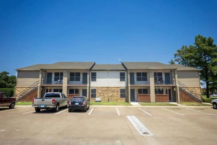 Arlington apartments for rent - image - Twenty Oaks Apartments - Exterior.webp