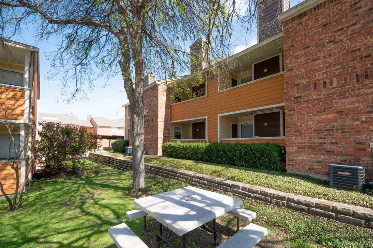 Arlington apartments for rent - image - Wimbledon Court - Exterior 5.webp