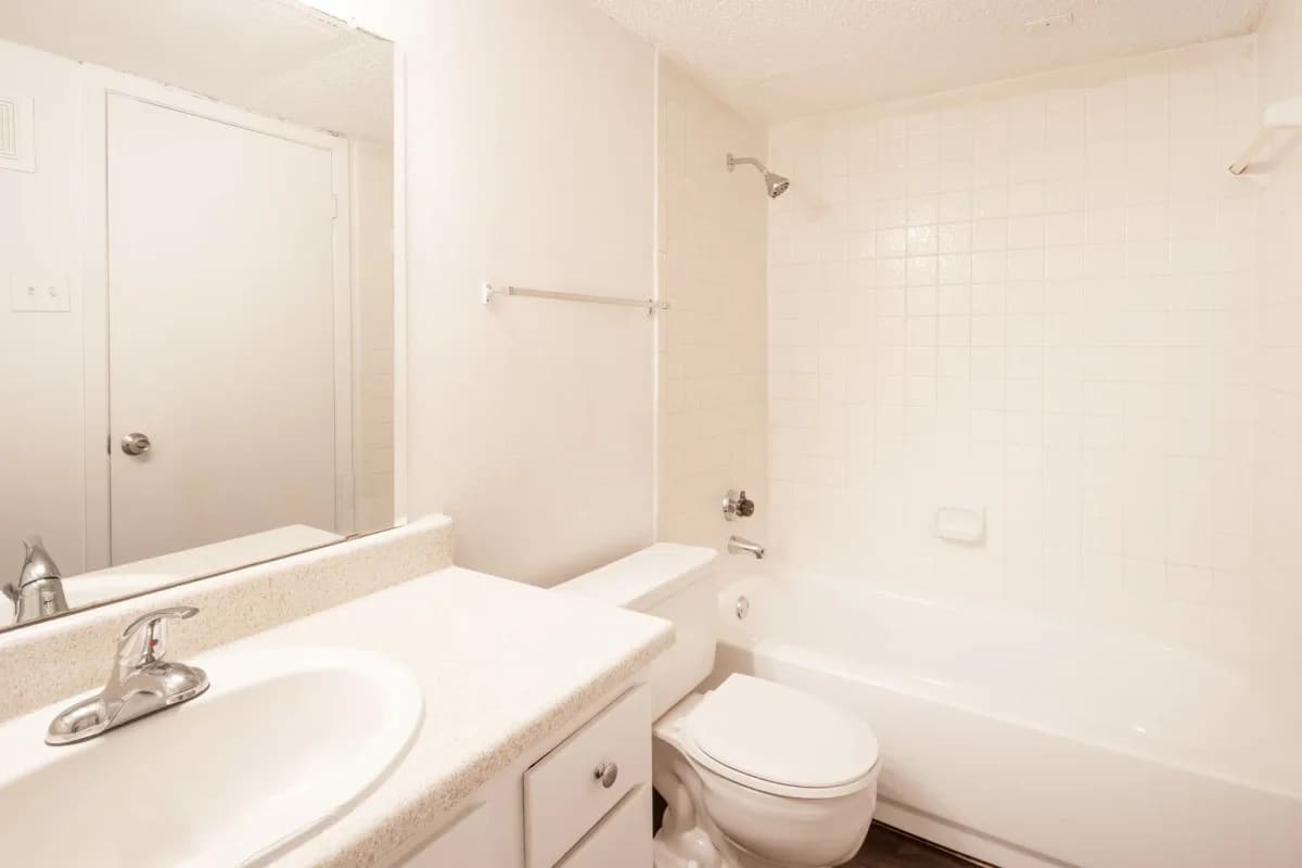 Arlington apartments for rent - image - Wimbledon Court - Bathroom 2.webp