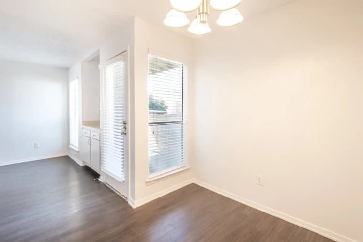 Arlington apartments for rent - image - Wimbledon Court - Enternace.webp