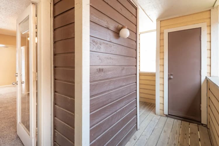 Arlington apartments for rent - image - Wimbledon Court - Enterance.webp