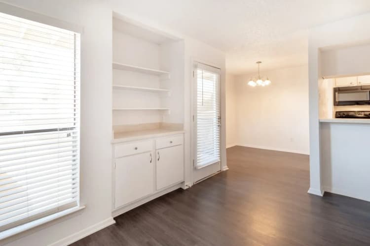 Arlington apartments for rent - image - Wimbledon Court - Living room 4.webp